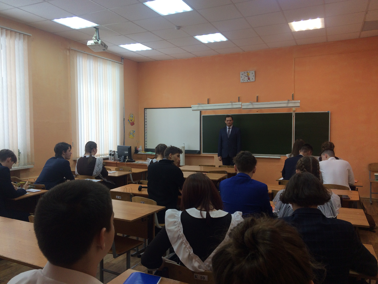 Доцент кафедры БУНиА Акимов А.А. провёл профориентационную беседу со школьниками 10 и 11 классов в МБОУ СОШ № 43